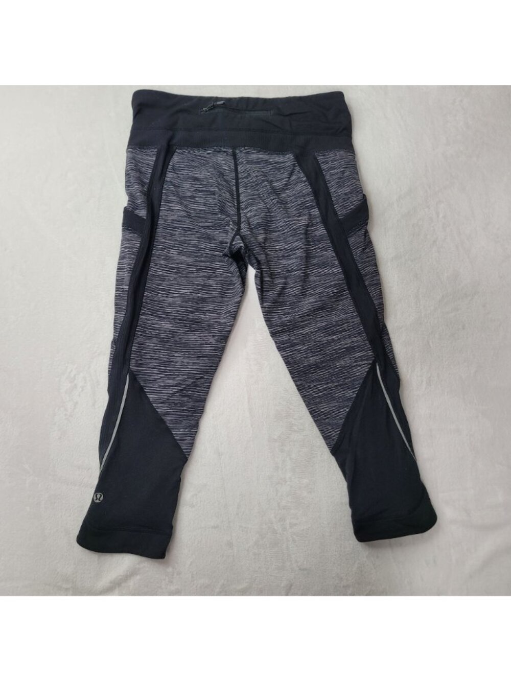 Lululemon Women's Black & Gray Cropped Leggings With Side Pockets Size 6 - Picture 2 of 10